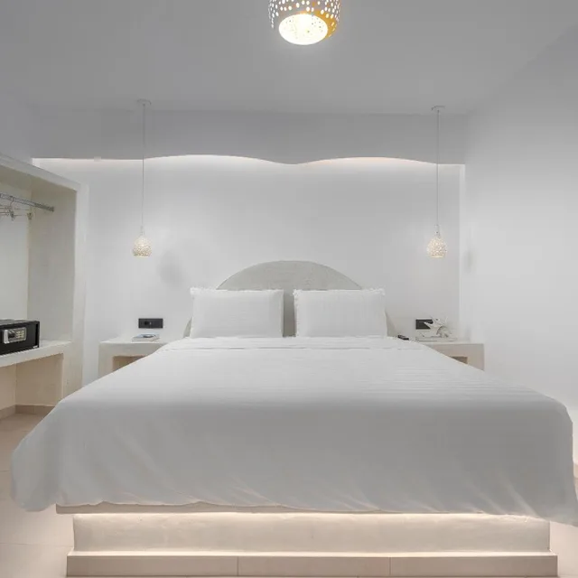 Suite, Triple, Outdoor Jetted Tub، Sole doro Luxury Suites Santorini 2/6