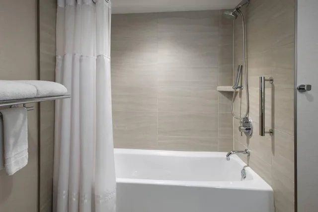 Room, King Bed, Water View, Balcony، Newport Marriott Hotel and Spa 16/16