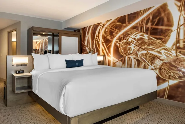 غرفة قياسية بسرير كينج، Cambria Hotel West Orange 1/3