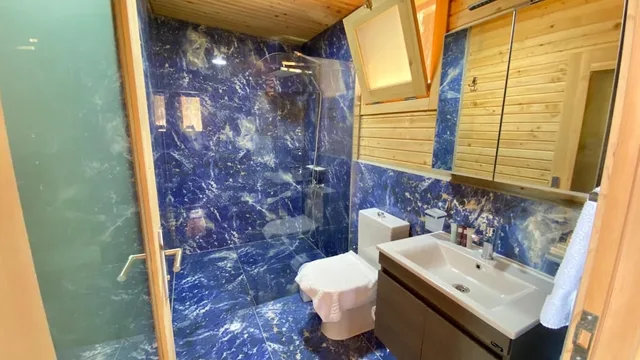 جناح بسريرين كوين بمسبح خاص بجاكوزي، Seaview Faralya Boutique Hotel 3/3