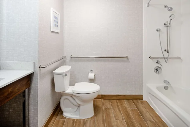 غرفة كلاسيكية بسرير كينج بحوض استحمام لذوي الإعاقة، Hampton Inn Richmond Mechanicsville 4/6