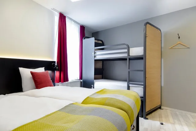 Private, 4 Beds, 2 Bunk Beds, Generator Hamburg 1/3