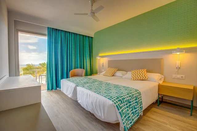 غرفة بسريرين منفصلين بإطلالة جزئية على البحر، Sbh Maxorata Resort 4/8