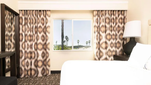 جناح بسرير كينج بإطلالة جزئية على البحر مع أريكة، Zachari Dunes on Mandalay Beach, Curio Collection by Hilton 3/6