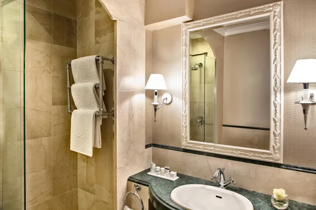 غرفة ديلوكس بسريرين منفصلين، Marriott Grand Hotel Flora 3/3