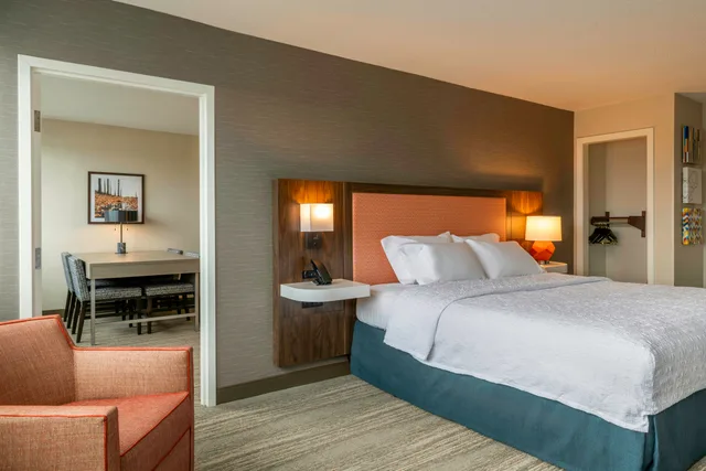 جناح بسرير كينج لذوي الإعاقة، Hampton Inn Manchester Downtown, NH 1/4