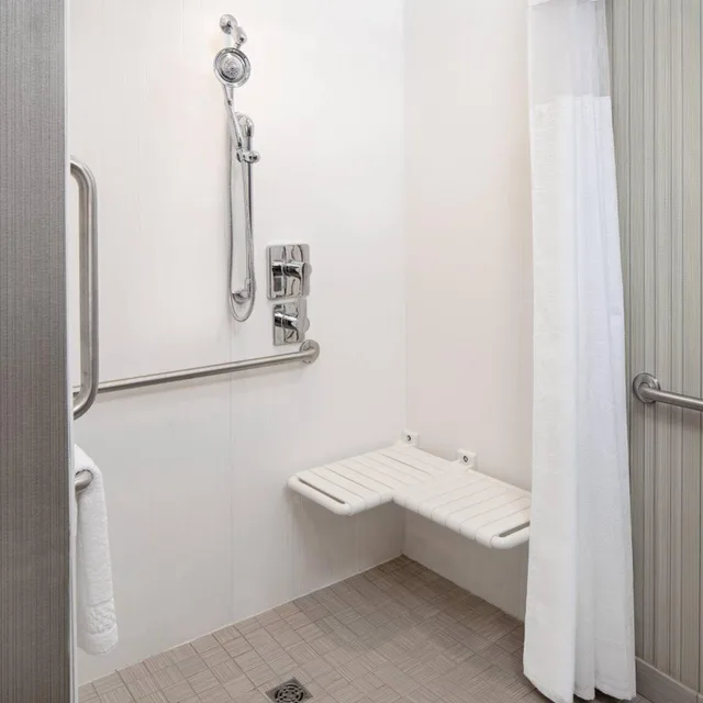 غرفة كبيرة بسرير كينج مع أريكة، Courtyard By Marriott Dallas Downtown Reunion District 3/3