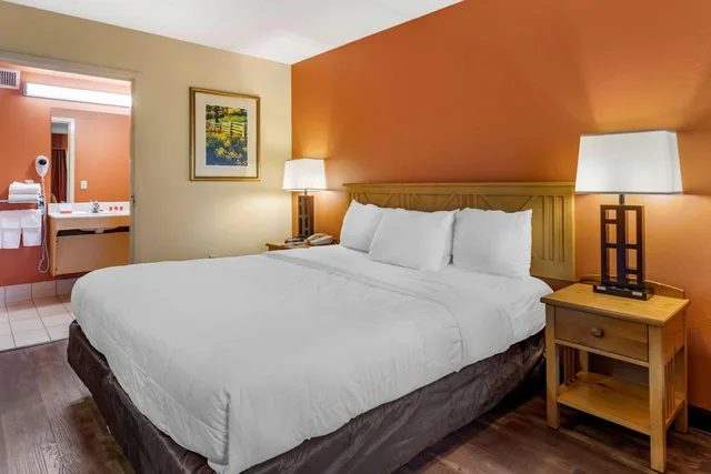 غرفة بسرير مزدوج، Econo Lodge Pigeon Forge Riverside 6/9