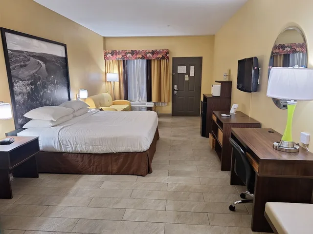جناح بسرير كينج مع أريكة لذوي الإعاقة، Super 8 by Wyndham Weslaco 5/10