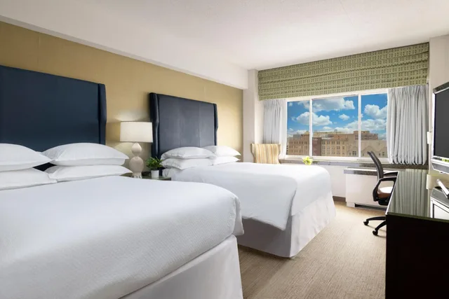 غرفة بسرير كوين، The Stamford Hotel 2/2