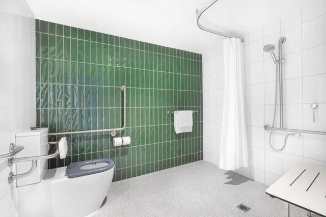 غرفة بسرير كينج وسرير كوين لذوي الإعاقة، Holiday Inn Dandenong an IHG Hotel 7/7