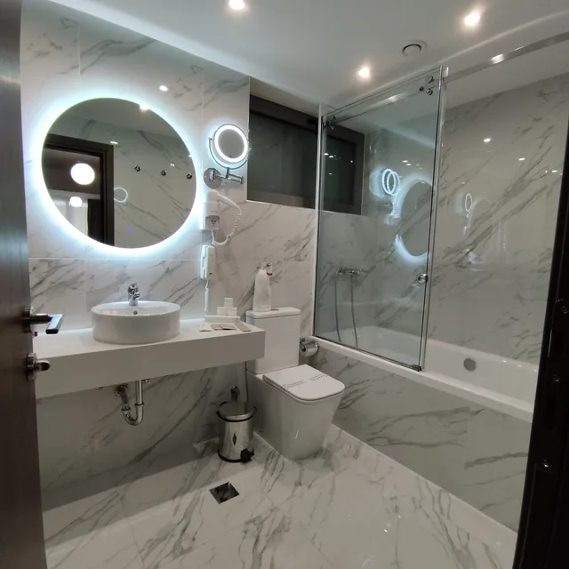 جناح جونيور، INTERNATIONAL ATENE HOTEL 1/1
