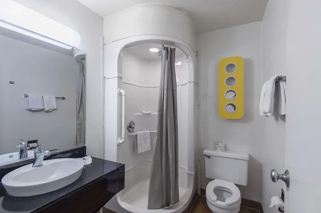 غرفة قياسية بسريرين مزدوجين لذوي الإعاقة، Motel6 Kansas City, MO - Airport 4/4