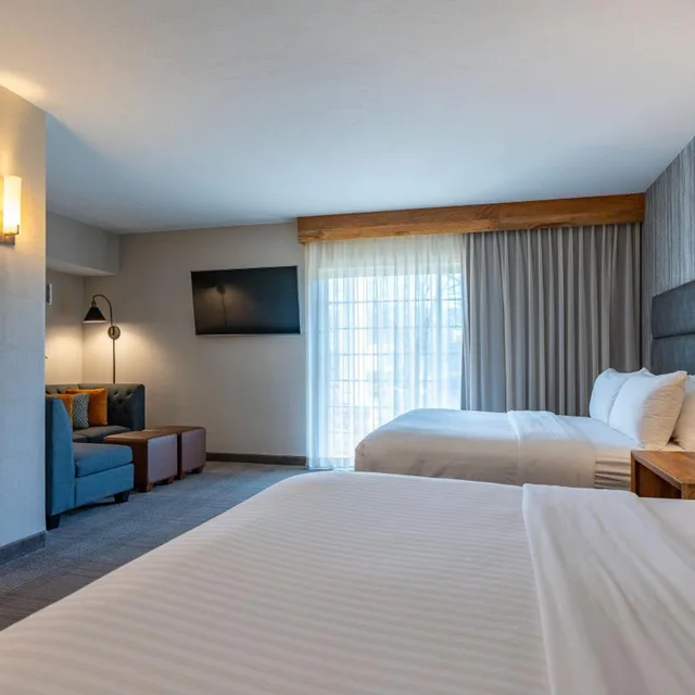 غرفة بسريرين كينج مع أريكة، Cherry Valley Hotel 4/7