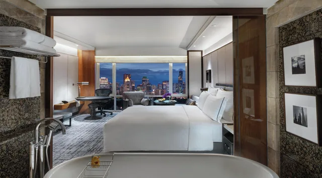 Executive, King Bed, Lounge Access, Conrad Bangkok 8/9