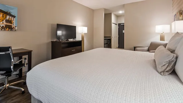Room, King Bed, Best Western Plus Saint Peter 2/7