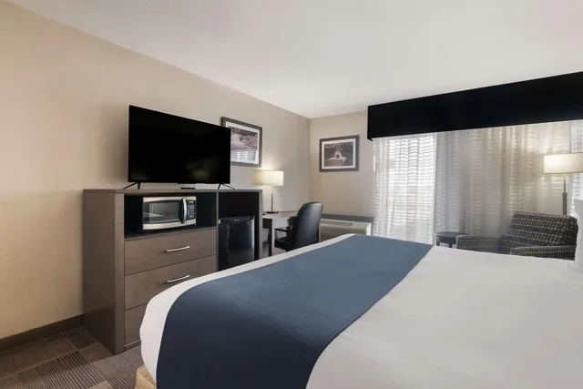 غرفة بسرير كينج، Best Western St Catharines Hotel Conference Centre 1/4