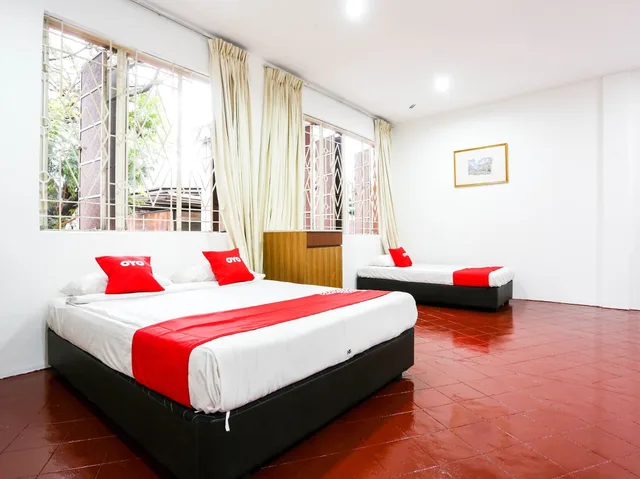 Family, 1 Single and 2 Double Beds، Hotel O Shalimar 1/4