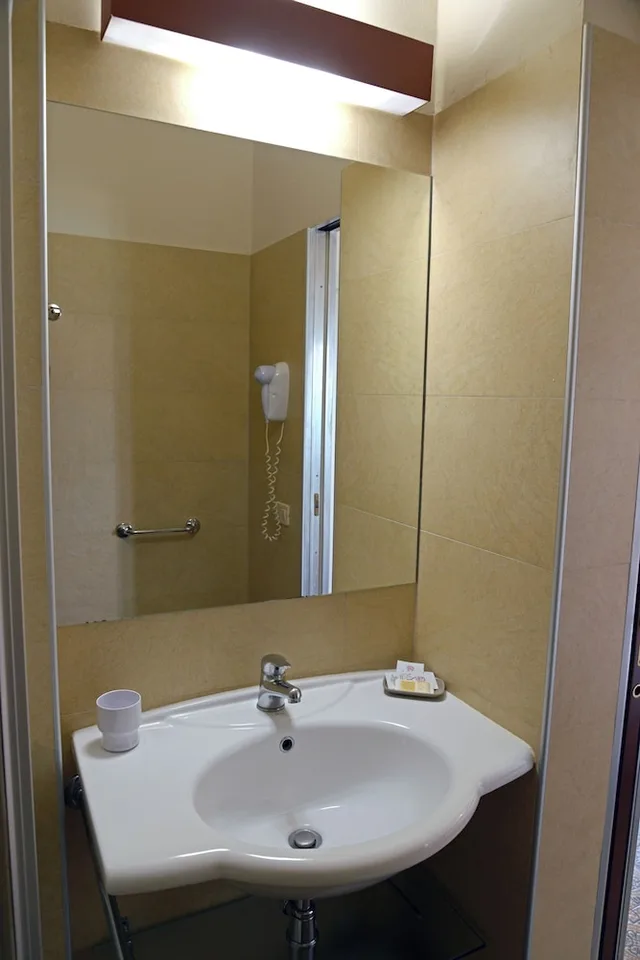 غرفة بسرير كوين بإطلالة على البحر بشرفة، Hotel Metropol 6/10