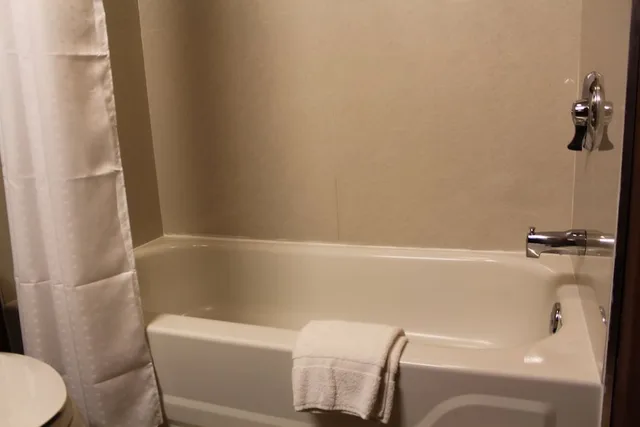 جناح بسرير كينج بحوض جاكوزي، Holiday Inn Express Lewisburg/New Columbia 10/10