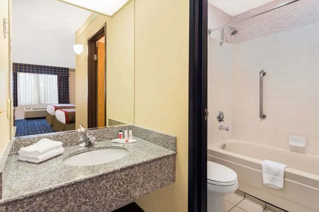 غرفة بسريرين مزدوجين، Ramada By Wyndham Kent Seattle Area 7/8
