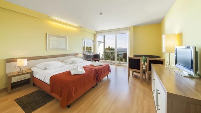 Premium, Twin Beds, Sea Side, Sofa, Balcony، Hotel Aurora 3/6