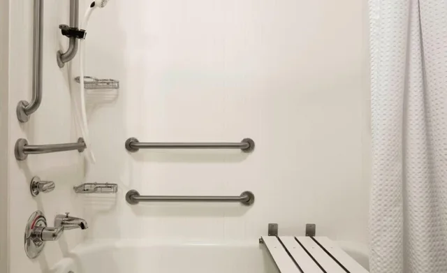 غرفة رباعية لذوي الإعاقة، Courtyard Springfield 3/3