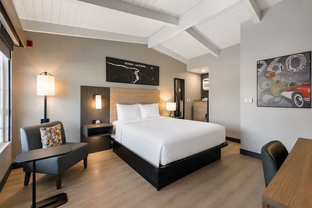 Classic, Queen Bed, Pool View, Thunderbird Lodge 4/8