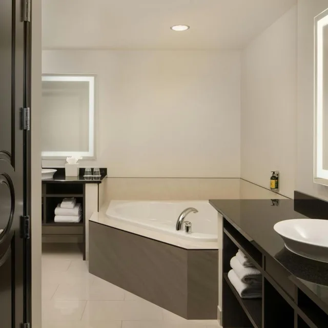 Penthouse Suite, King Bed، The Davenport Grand, Autograph Collection 2/4