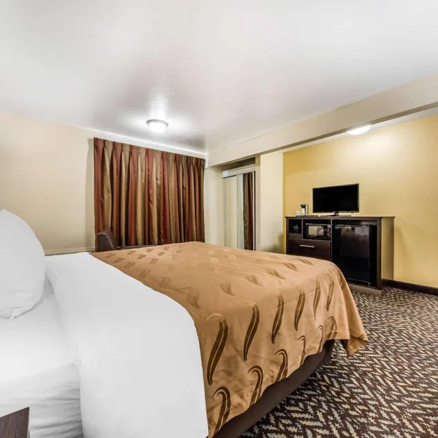 غرفة بسرير كينج بشرفة، Quality Inn & Suites Capitola By The Sea 3/5