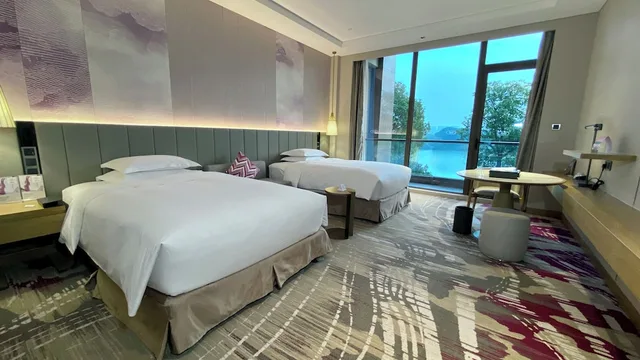 غرفة قياسية بسريرين منفصلين بإطلالة على البحيرة، Crowne Plaza Huzhou 3/5