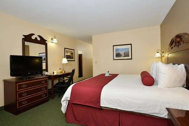 غرفة بسرير كوين بإطلالة على البحيرة، Best Western The Hotel Chequamegon 3/4