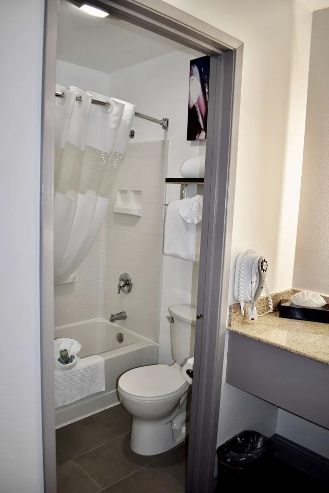 غرفة قياسية بسريرين مزدوجين لذوي الإعاقة، Best Western Marina State Beach 9/9