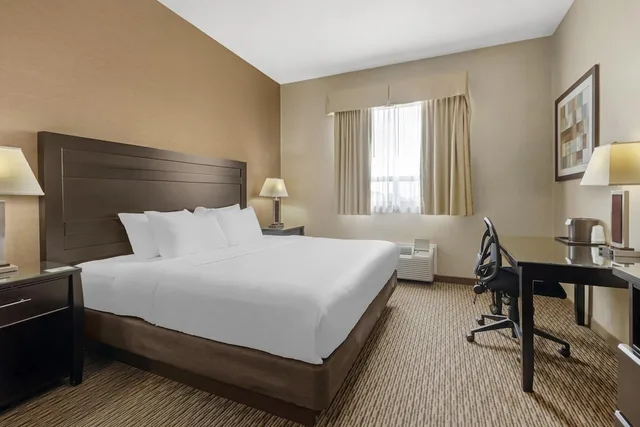 جناح بسرير كينج بحوض جاكوزي بمطبخ، Best Western Estevan Inn & Suites 2/8