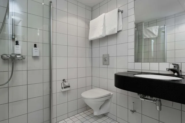 غرفة عائلية بسريرين منفصلين وسرير بطابقين بحوض استحمام، Scandic Kirkenes 3/4