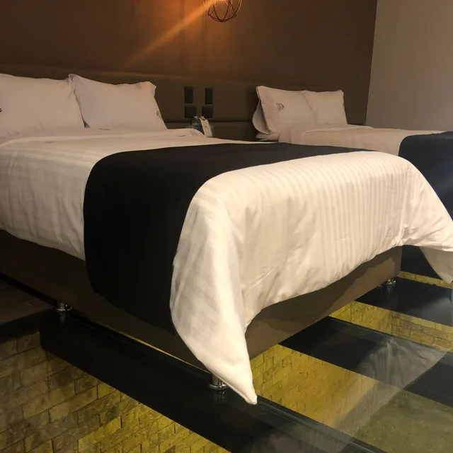 غرفة بسريرين منفصلين بحوض استحمام، Hotel Isabel Unico 8/10