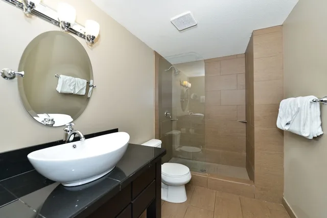 غرفة بسرير كوين، Prestige Hotel Vernon 2/5