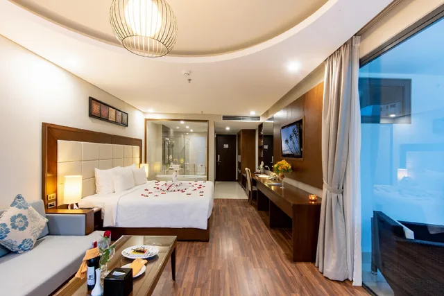 جناح جونيور بسرير كينج بشرفة، Grand Sea Hotel 1/1