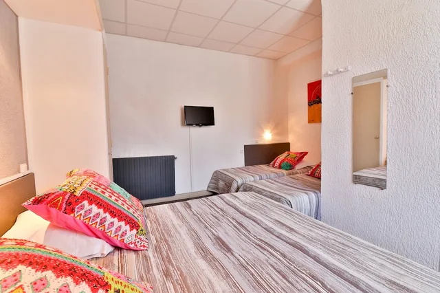 Economy, Family, Double and Twin Beds, No Balcony، HOtel Le Chardon Bleu 3/3
