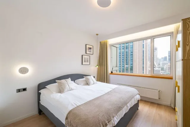 Senior, Apartment, 2 Queen Beds, Book and Bed-People's Square 3/10