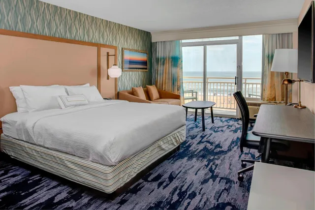 غرفة بسرير كينج مع أريكة بحوض استحمام لذوي الإعاقة، Fairfield Inn Suites By Marriott Virginia Beach Oceanfront 1/5