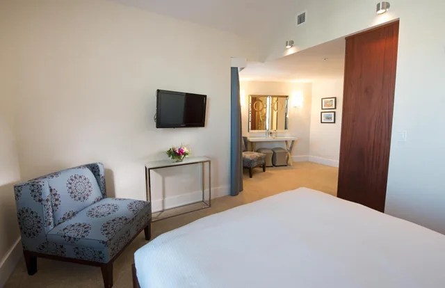 Room, Queen Bed, Port Side, Accessible، The Boathouse Waterfront Hotel 1/4