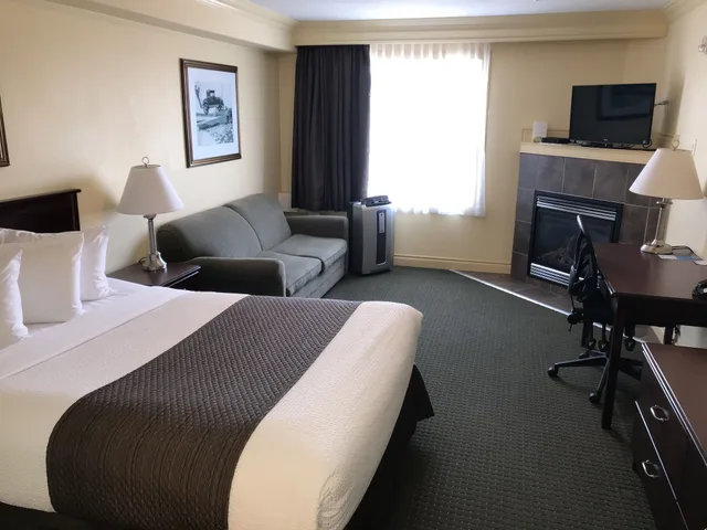 Standard, Queen Bed, Quality Inn & Suites Whitecourt 9/10