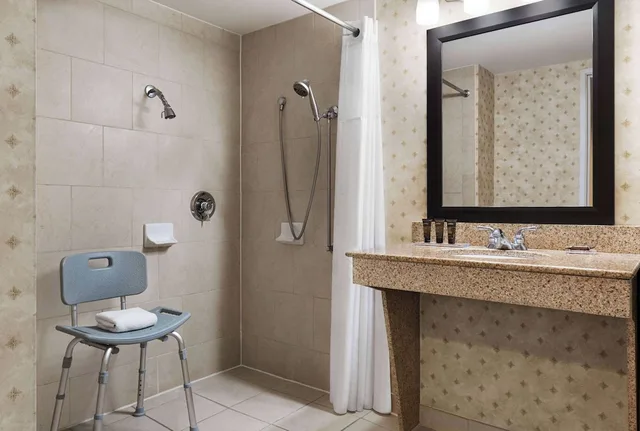 غرفة بسرير كينج لذوي الإعاقة، Wingate by Wyndham Southport 6/7