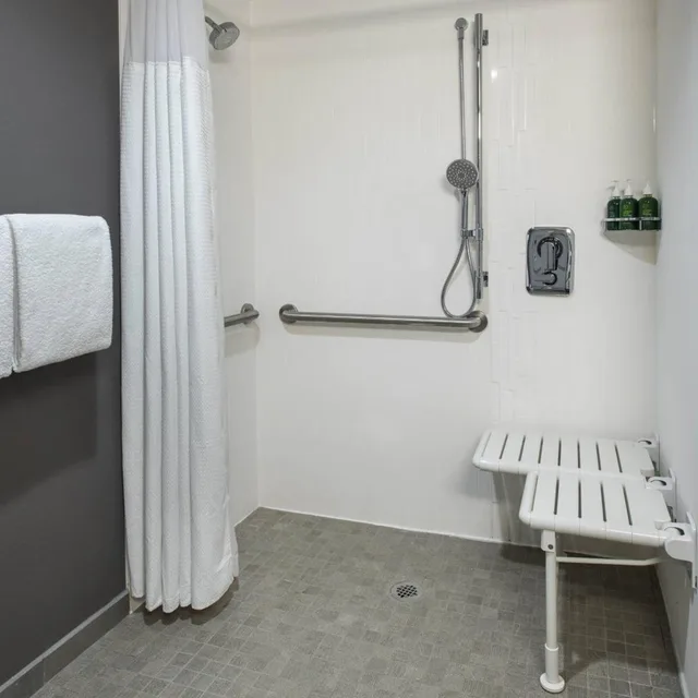 غرفة بسرير كينج مع أريكة بحوض استحمام لذوي الإعاقة، Courtyard Norwalk 10/10