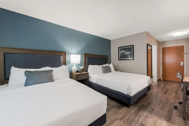 غرفة بسريرين كوين مع أريكة، SureStay Plus Hotel by Best Western Highland Poughkeepsie 1/4