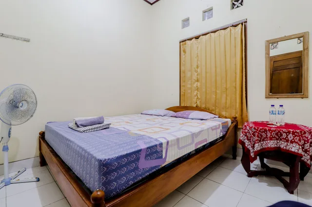 Standard, Double Bed, with Fan، Penginapan Barokah by ZUZU 6/10