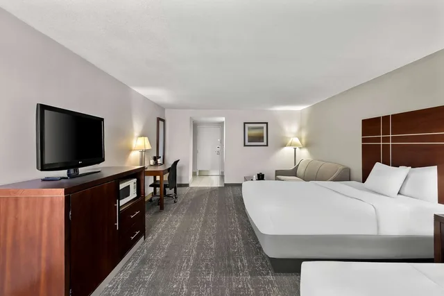 Room, 2 Double Beds, Sofa, Best Western Luxbury Inn Fort Wayne 1/4