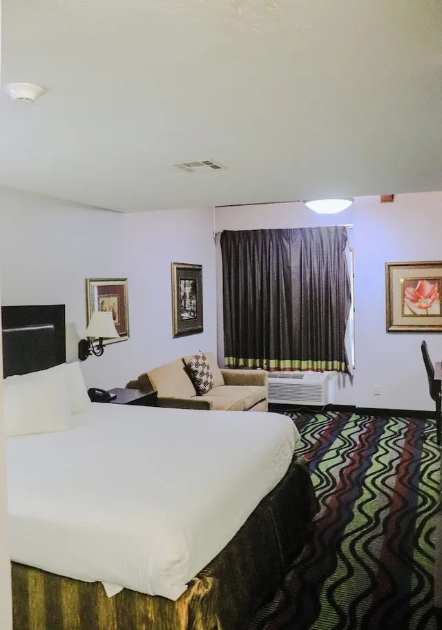 Suite, King Bed, Apple Tree Inn and Suites 1/2