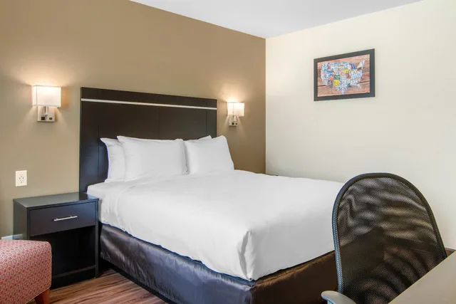 غرفة قياسية بسرير كوين، Econo Lodge Inn & Suites Springfield Main Street 7/10
